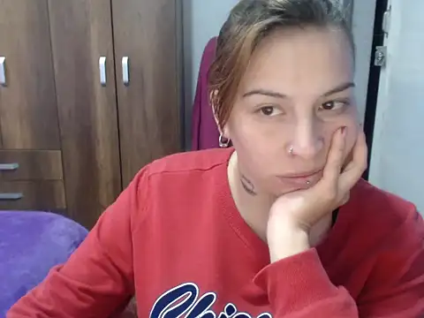 Snapshot of cloequeen15 chatting on October 9, 2025, 6:52 pm cloequeen15 online show from October 9, 2025, 6:52 pm