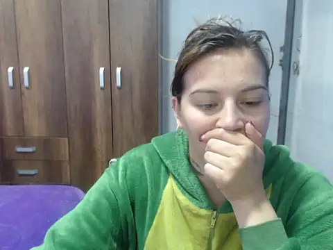 Snapshot of cloequeen15 chatting on October 14, 2025, 3:12 pm cloequeen15 online show from October 14, 2025, 3:12 pm