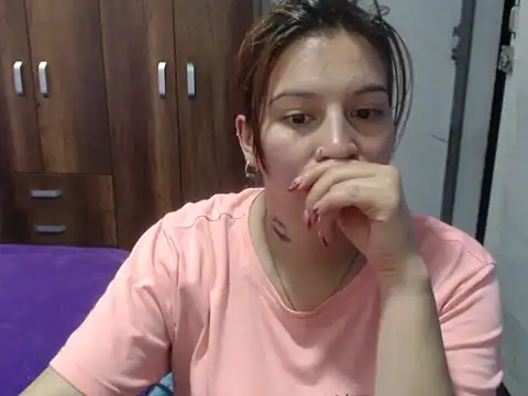 Snapshot of cloequeen15 chatting on October 16, 2025, 6:16 pm cloequeen15 online show from October 16, 2025, 6:16 pm
