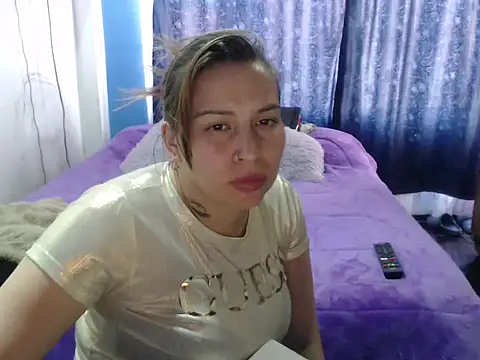 Snapshot of cloequeen15 chatting on October 3, 2025, 6:42 pm cloequeen15 online show from October 3, 2025, 6:42 pm