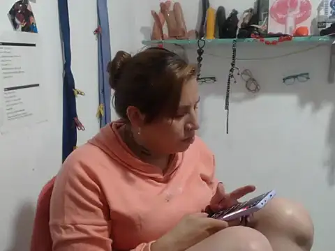 Snapshot of cloequeen15 chatting on September 10, 2025, 5:56 pm cloequeen15 online show from September 10, 2025, 5:56 pm