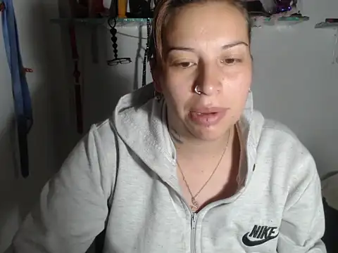 Snapshot of cloequeen15 chatting on September 24, 2025, 10:44 am cloequeen15 online show from September 24, 2025, 10:44 am