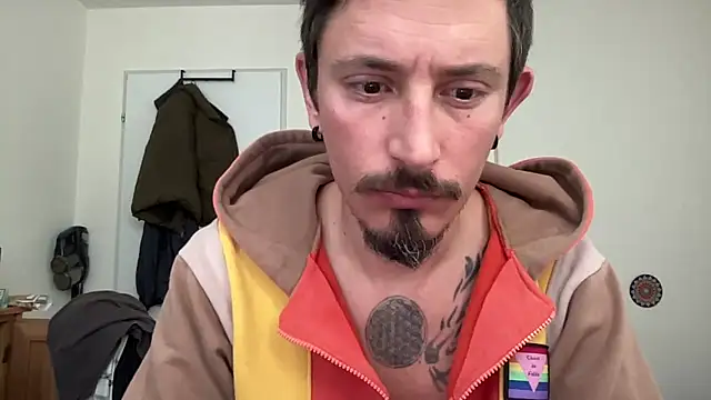 Snapshot of sunZfun chatting on October 31, 2025, 8:22 am sunZfun online show from October 31, 2025, 8:22 am