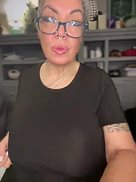 dieseldame1313 online show from February 5, 2026, 3:13 am