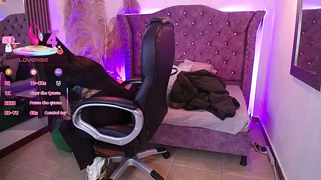 SophiaWalker 1 online show from December 19, 2025, 11:23 am