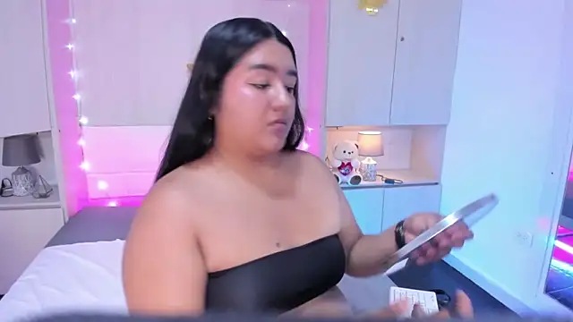 LilyWhitney online show from December 17, 2025, 4:17 am