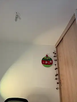 LauraCatalina online show from December 19, 2025, 12:18 pm