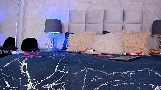 Yara Bliss  online show from December 15, 2025, 4:02 pm