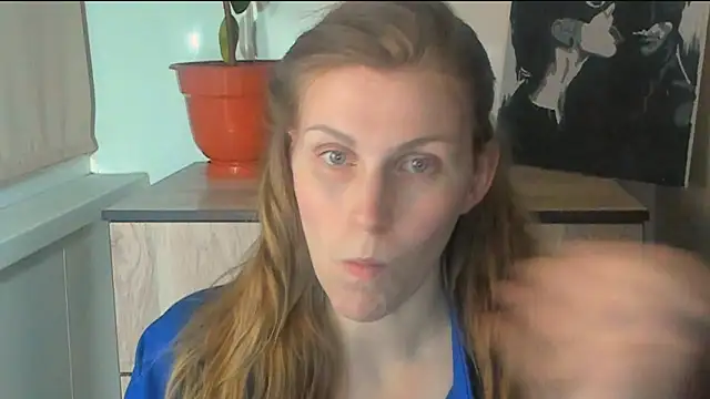 Snapshot of JuliaMuuun chatting on April 18, 2026, 8:09 pm JuliaMuuun online show from April 18, 2026, 8:09 pm