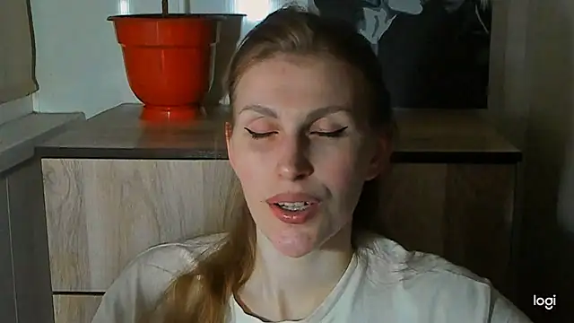 JuliaMuuun online show from July 10, 2026, 9:37 pm