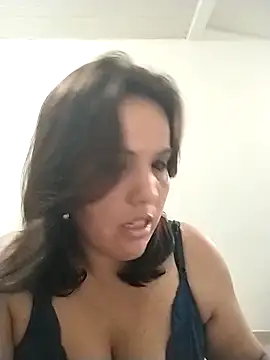 Bellapotencia1985 online show from November 1, 2025, 9:47 am