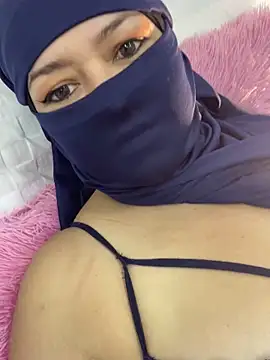 Snapshot of Amyraa_ chatting on December 14, 2025, 10:43 am Amyraa online show from December 14, 2025, 10:43 am