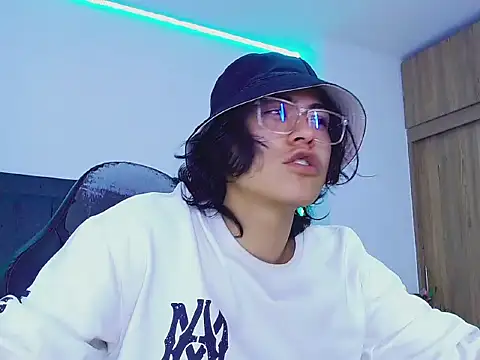 Snapshot of dirty_model chatting on October 19, 2025, 8:50 am dirty model online show from October 19, 2025, 8:50 am