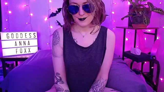 Snapshot of mistressannafoxx chatting on February 16, 2026, 10:18 pm mistressannafoxx online show from February 16, 2026, 10:18 pm