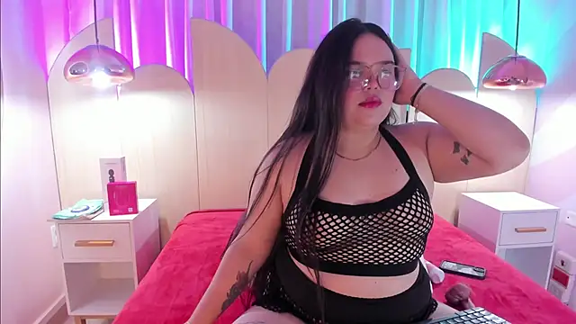 Snapshot of Lushi_Love chatting on November 19, 2025, 1:05 am Lushi Love online show from November 19, 2025, 1:05 am