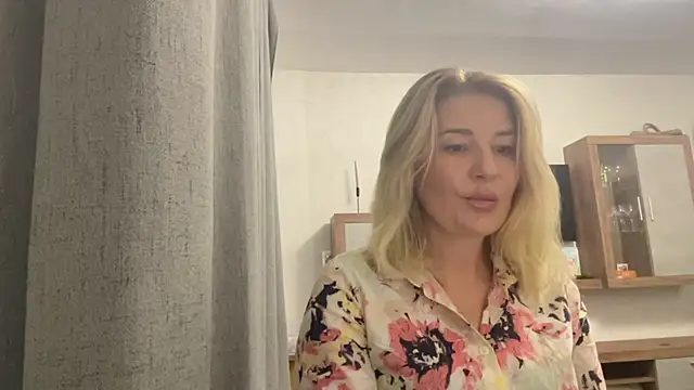 Snapshot of Blondie_xoxoxo chatting on September 16, 2025, 8:48 am Blondie xoxoxo online show from September 16, 2025, 8:48 am