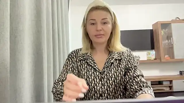 Snapshot of Blondie_xoxoxo chatting on September 11, 2025, 5:07 am Blondie xoxoxo online show from September 11, 2025, 5:07 am