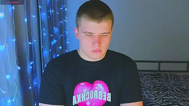 kittenmurr online show from December 19, 2025, 2:04 am