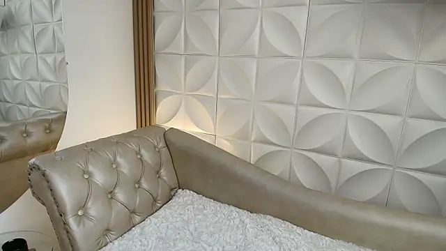 Lily rousee  online show from April 10, 2026, 12:45 pm