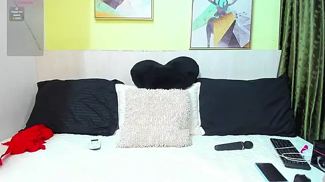 AtheneaArbelaez  online show from December 5, 2025, 12:37 pm