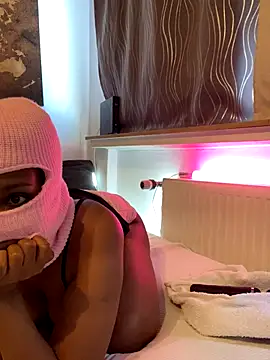 Snapshot of BadgirlnDaddy chatting on October 17, 2025, 11:45 am BadgirlnDaddy online show from October 17, 2025, 11:45 am