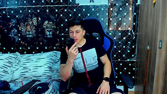 javiersexymann online show from February 17, 2026, 5:32 pm