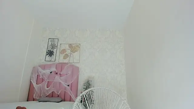 emy barnert online show from October 12, 2025, 12:39 pm