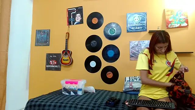 skinnyverus18 online show from October 19, 2025, 7:05 pm