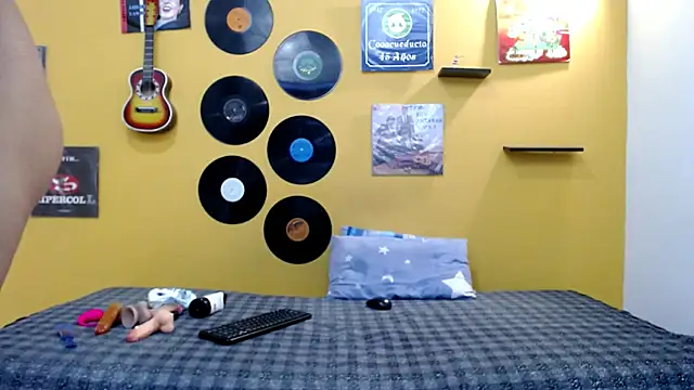 skinnyverus18 online show from February 13, 2026, 7:14 pm