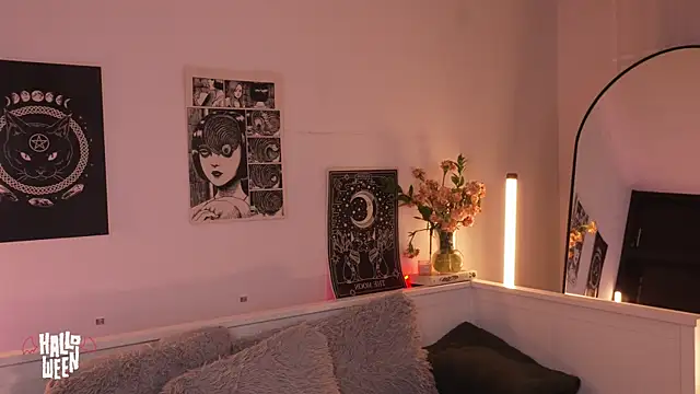 sophieee art online show from November 1, 2025, 3:02 am