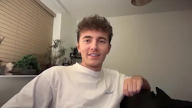 Snapshot of luciancrowe chatting on February 5, 2026, 1:45 am luciancrowe online show from February 5, 2026, 1:45 am
