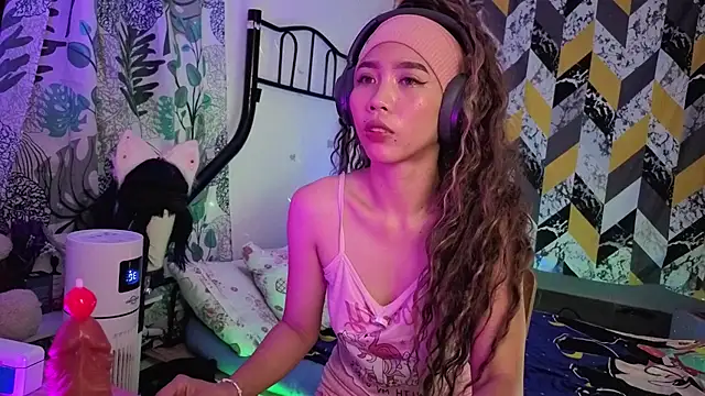 Snapshot of BadLilBambi chatting on September 12, 2025, 7:02 pm BadLilBambi online show from September 12, 2025, 7:02 pm