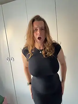 TenderLaGlamor online show from November 16, 2025, 3:39 pm