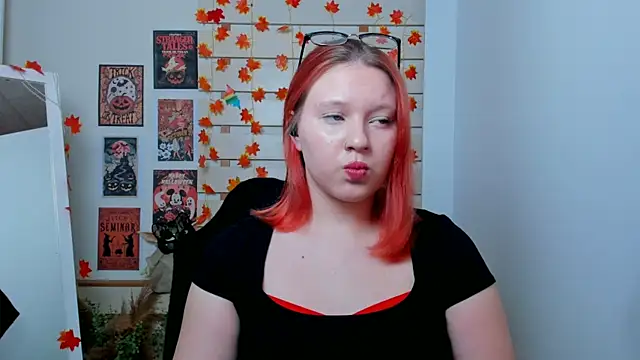 Snapshot of ScarletVixen_ chatting on October 17, 2025, 6:32 pm ScarletVixen online show from October 17, 2025, 6:32 pm