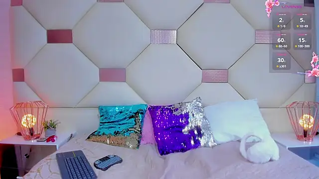 LunaToledo online show from September 20, 2025, 1:27 pm