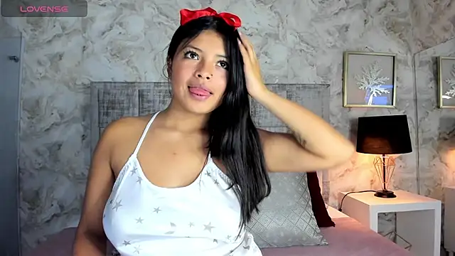 ashleythompson2025 online show from December 15, 2025, 1:28 pm