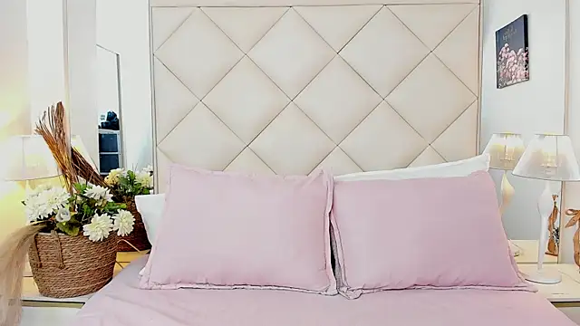 Snapshot of LuciaBenett_ chatting on February 22, 2026, 5:21 am LuciaBenett online show from February 22, 2026, 5:21 am