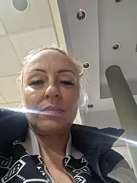 NADINNNE online show from December 5, 2025, 8:17 pm