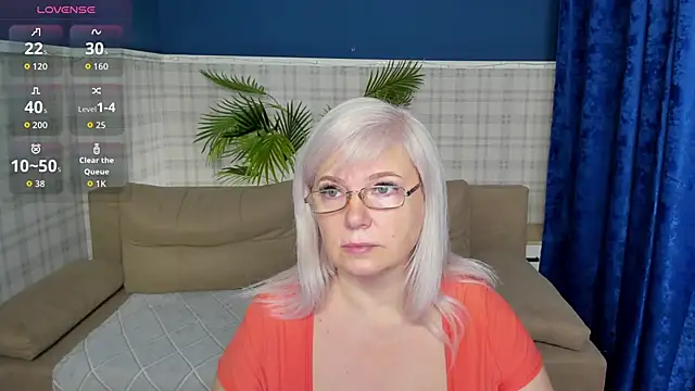 Snapshot of Hella_Fabel chatting on December 18, 2025, 1:11 am Hella Fabel online show from December 18, 2025, 1:11 am