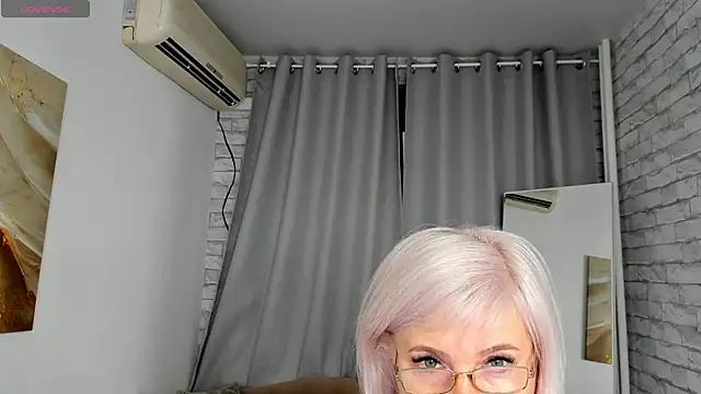 Snapshot of Hella_Fabel chatting on December 14, 2025, 1:12 am Hella Fabel online show from December 14, 2025, 1:12 am