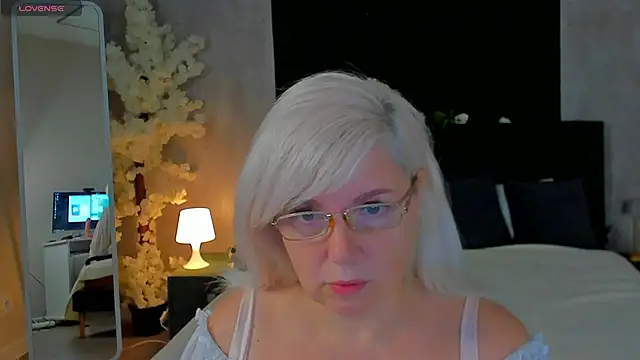 Snapshot of Hella_Fabel chatting on November 16, 2025, 1:10 am Hella Fabel online show from November 16, 2025, 1:10 am