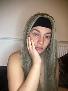 Snapshot of little_lola_x chatting on April 21, 2026, 8:15 pm little lola x online show from April 21, 2026, 8:15 pm
