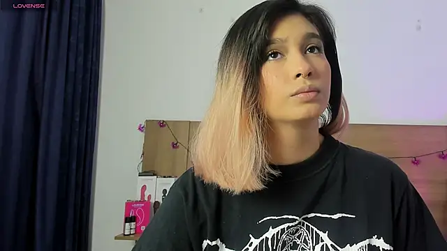 Snapshot of Akatsumi_ chatting on October 29, 2025, 9:36 pm Akatsumi  online show from October 29, 2025, 9:36 pm