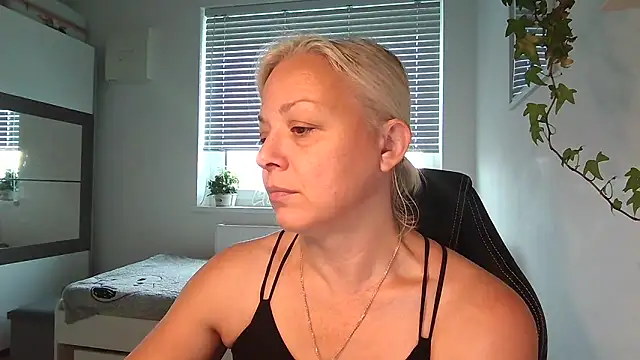 Linsy Kim online show from November 5, 2025, 6:27 am