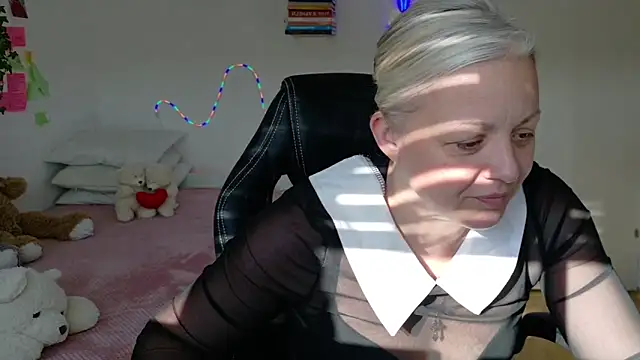 Linsy Kim online show from March 27, 2026, 3:02 pm