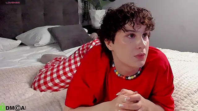 Adeline Perle online show from January 14, 2026, 3:32 am