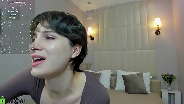 Adeline Perle online show from September 25, 2025, 12:05 am