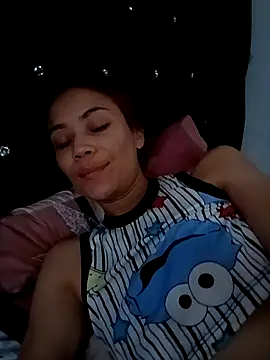 dulcelatin21 online show from October 6, 2025, 3:24 pm