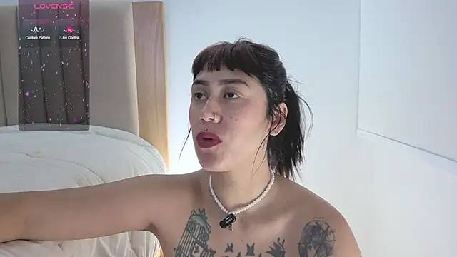 lena slaave online show from September 9, 2025, 3:32 pm