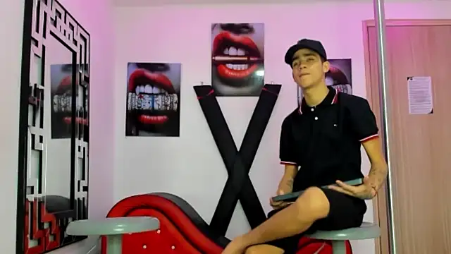 PRETTY FEM online show from October 25, 2025, 1:34 pm